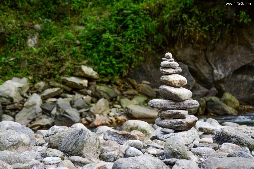 堆叠在一起的石子图片