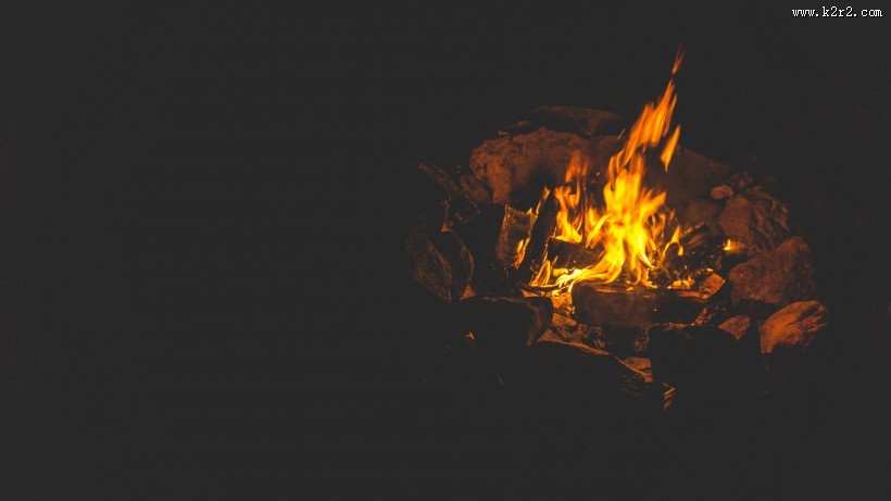 黑夜里的篝火图片