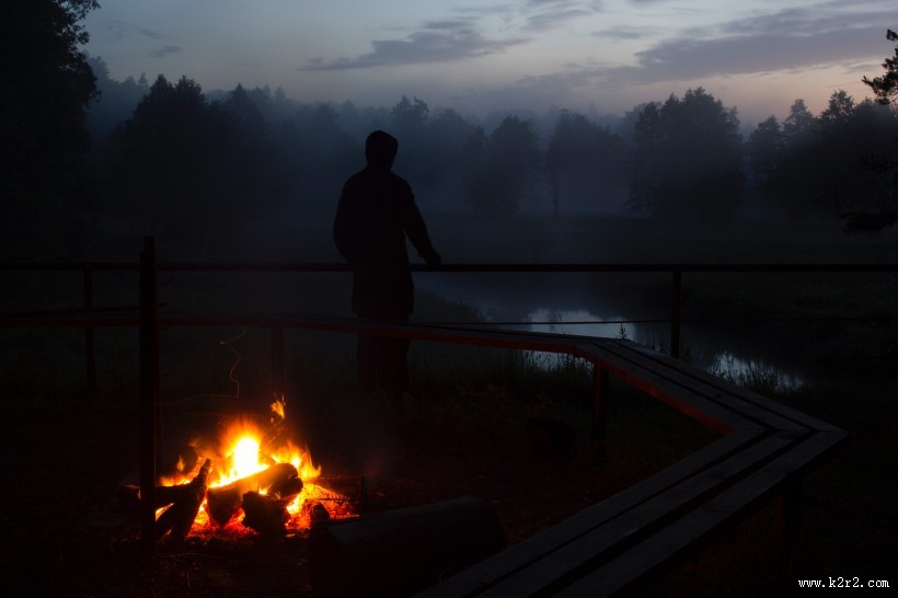 黑夜里的篝火图片