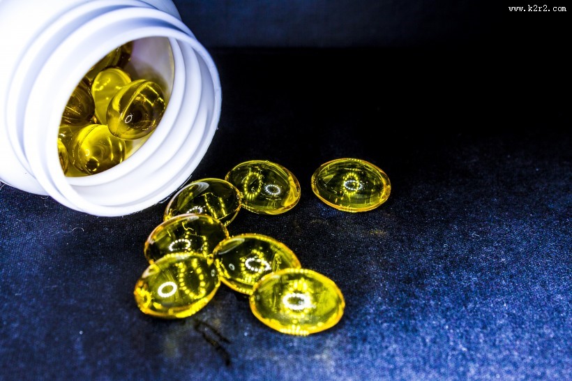 黄色营养的鱼肝油图片