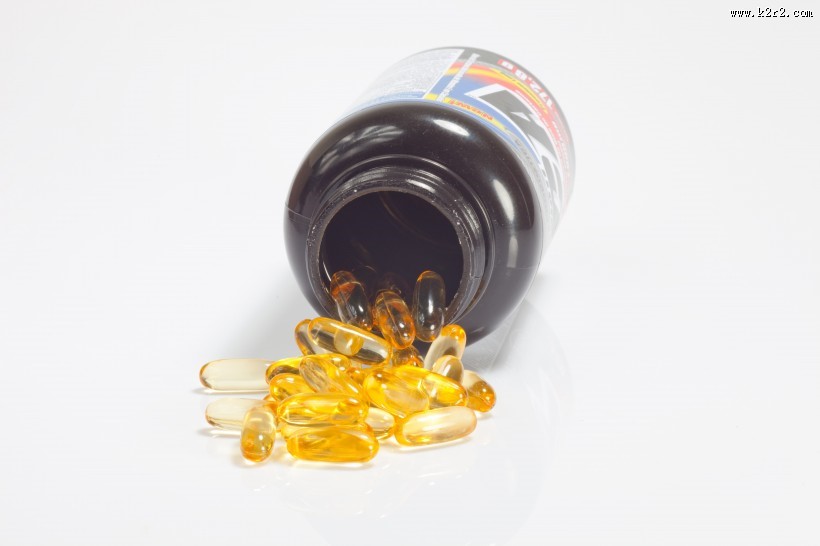 黄色营养的鱼肝油图片