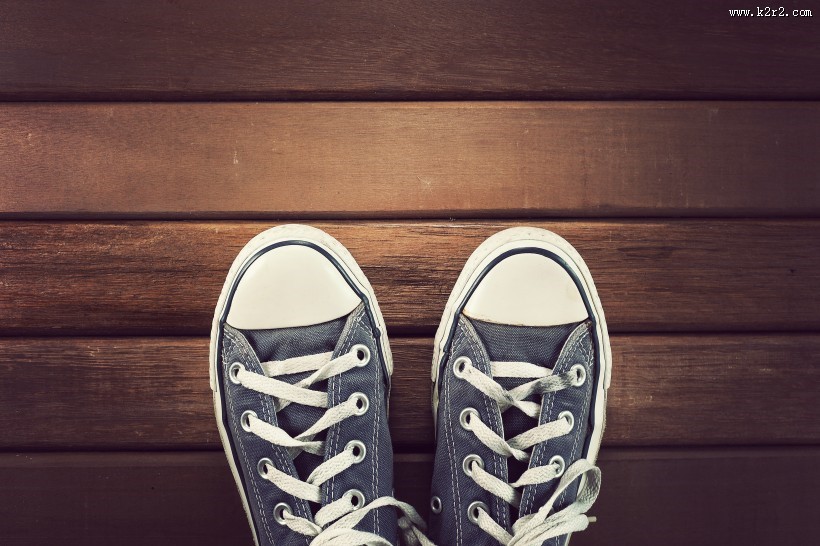 系鞋带的帆布鞋图片
