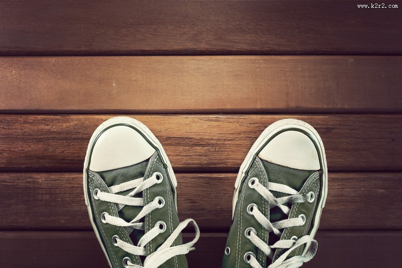系鞋带的帆布鞋图片