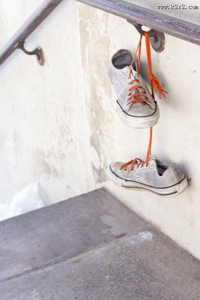 系鞋带的帆布鞋图片