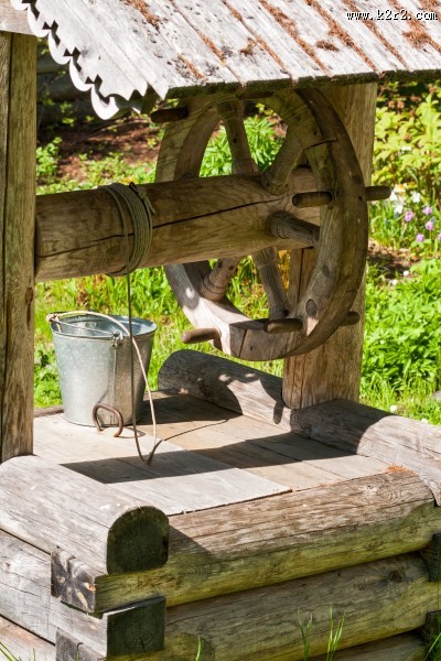 古朴幽深的井图片