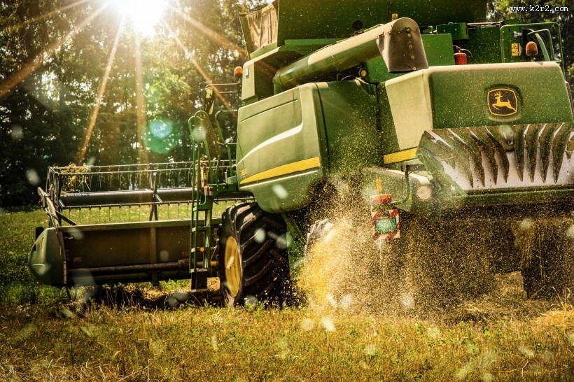 正在收割麦子的收割机图片