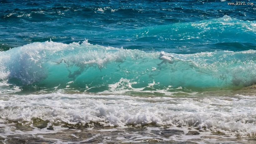 汹涌的海浪图片