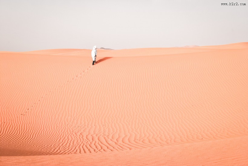 沙漠中的人图片