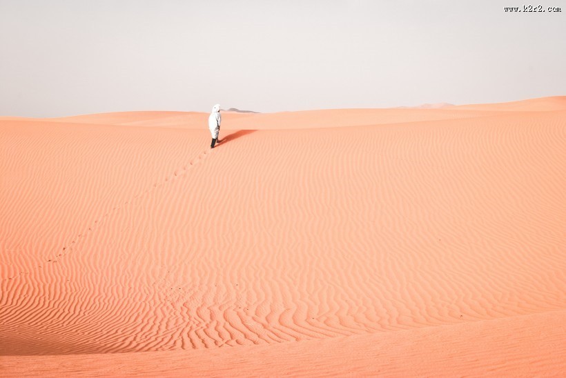 沙漠中的人图片