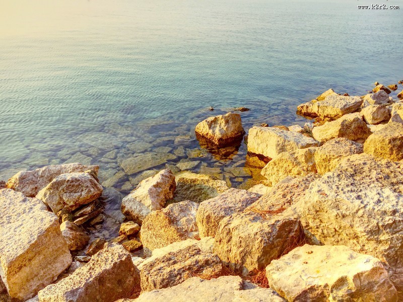 海滩上的岩石图片