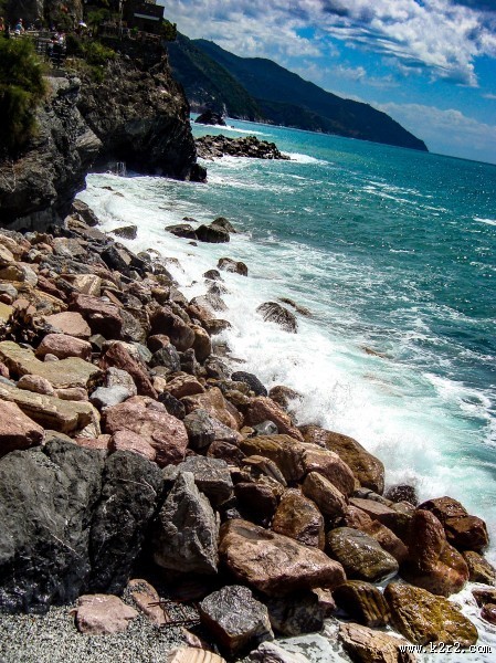 海滩上的岩石图片