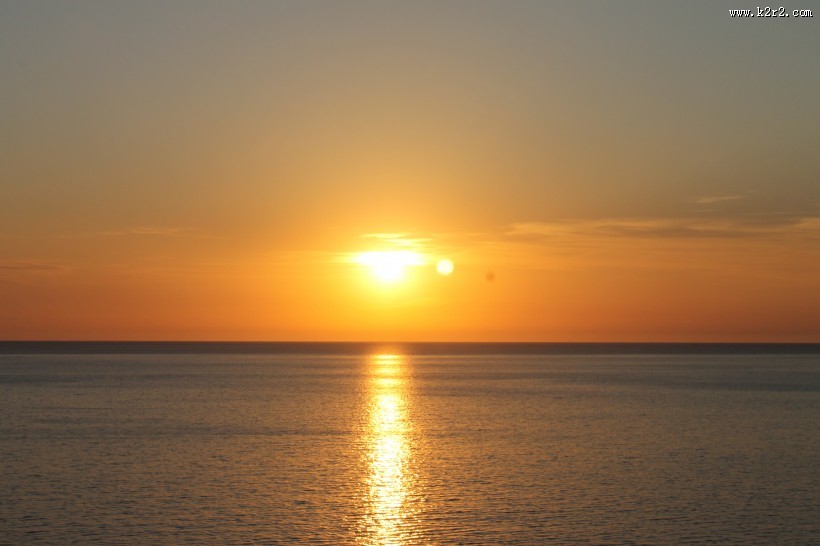 阳光洒在水面上的图片