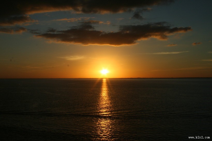 阳光洒在水面上的图片