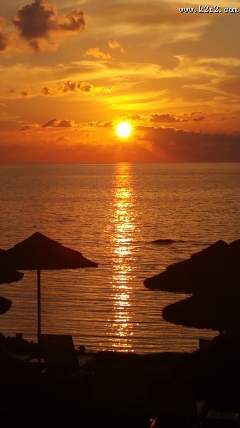 阳光洒在水面上的图片