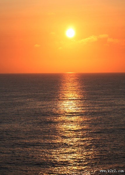 阳光洒在水面上的图片