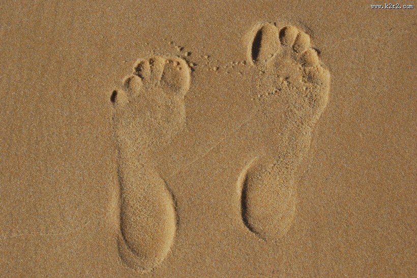 沙滩上的脚印高清图片