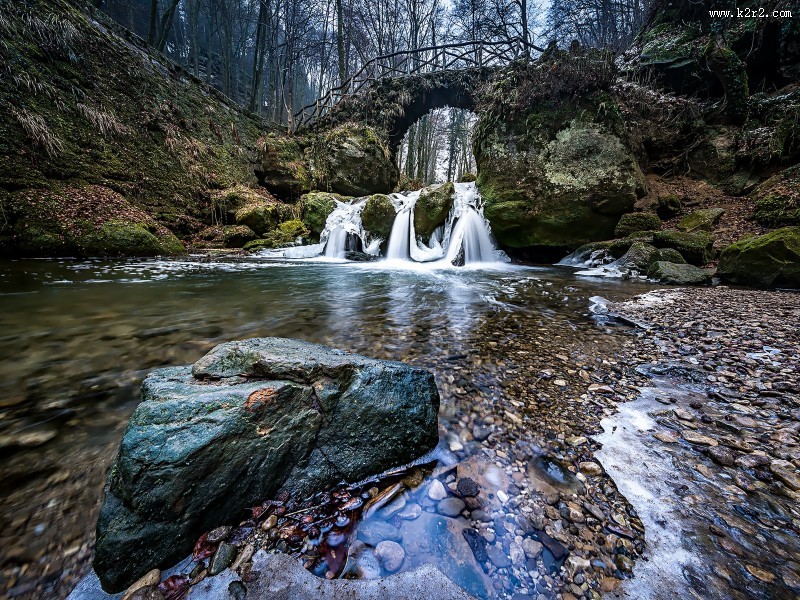 涓涓流淌的溪水图片大全