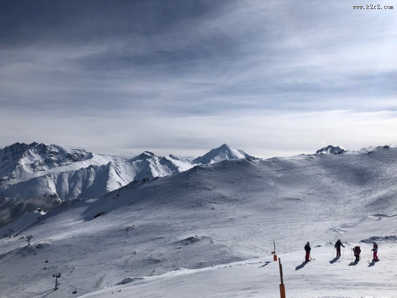 安静的雪山滑雪场图片