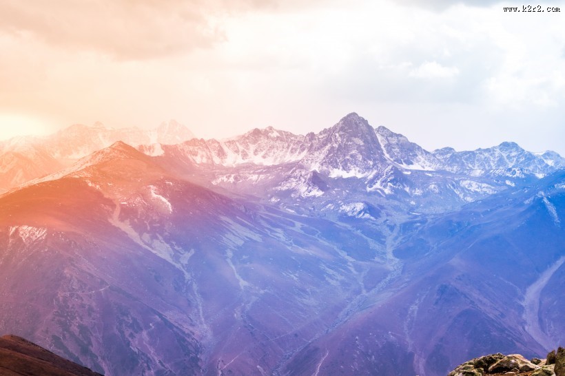 巍峨的雪山图片