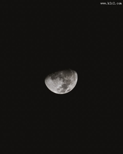 残缺的月亮图片