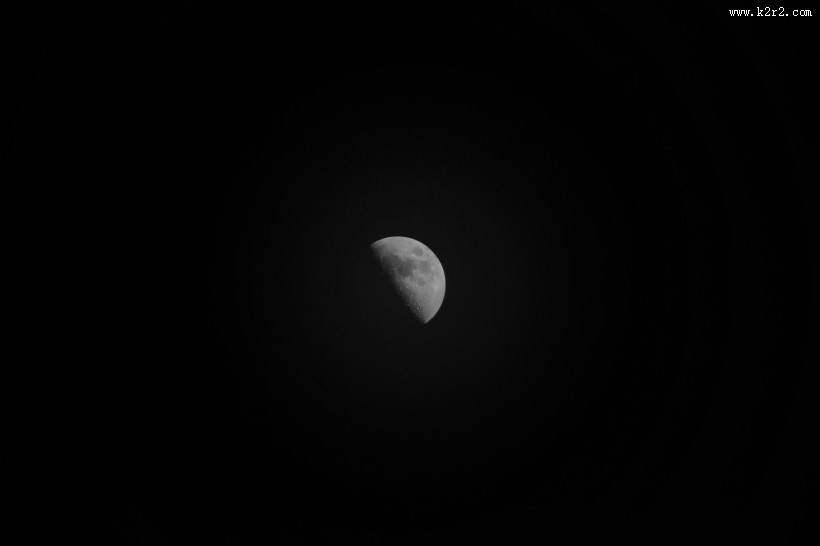 残缺的月亮图片