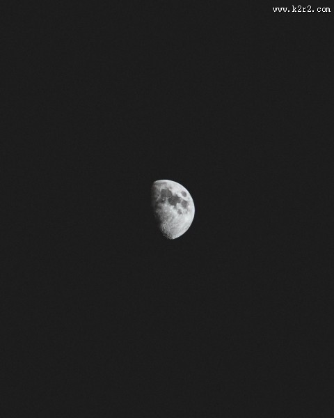 残缺的月亮图片