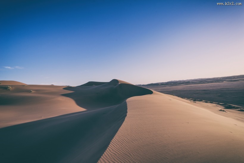 荒凉的沙漠风景图片