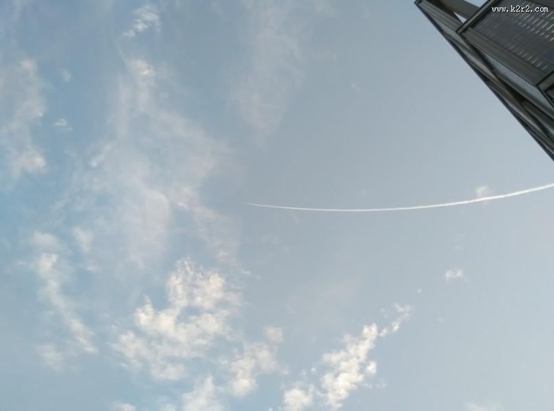 天空中飘动的白云图片