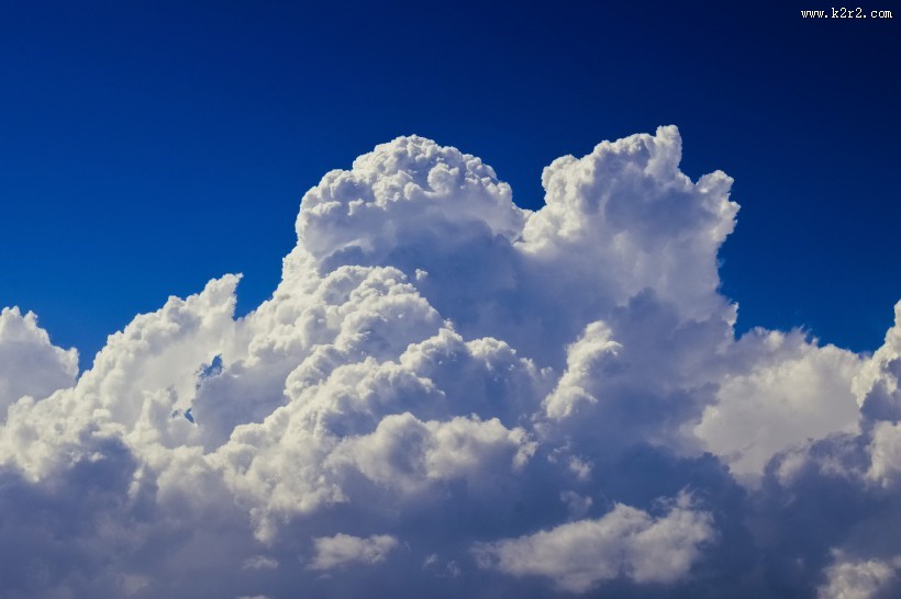 天空中变幻莫测的白云图片