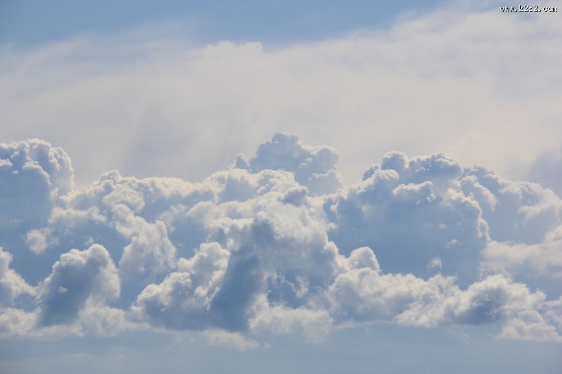 天空中变幻莫测的白云图片