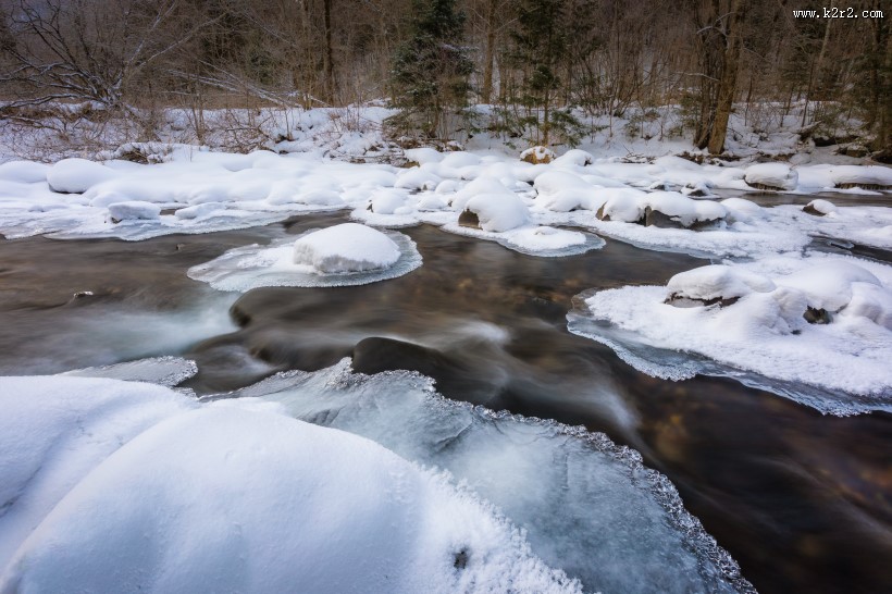 寒冷的冬季雪景图片