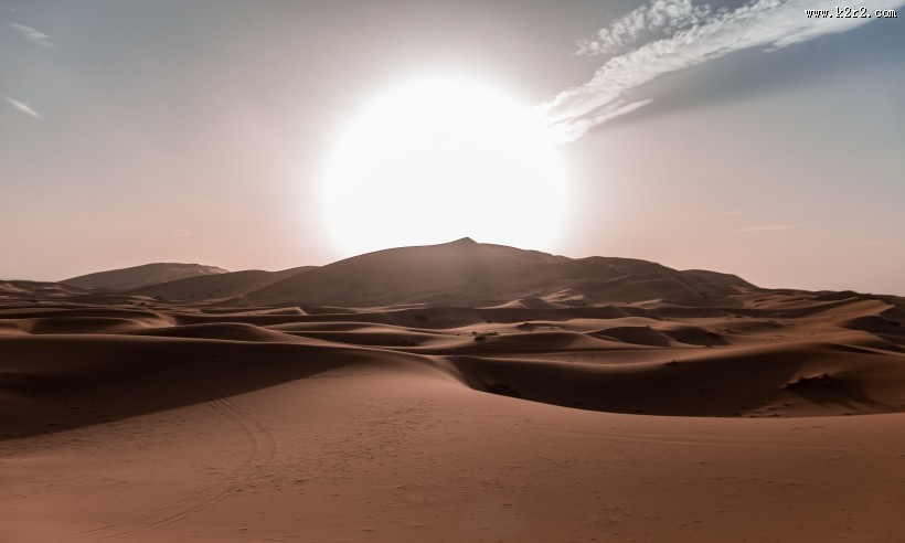 荒芜的沙漠风光图片