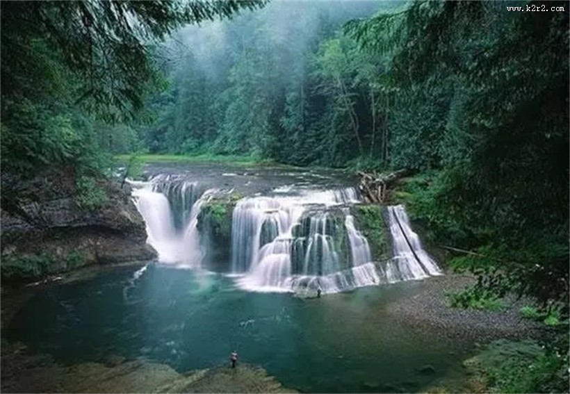 山涧的小瀑布图片