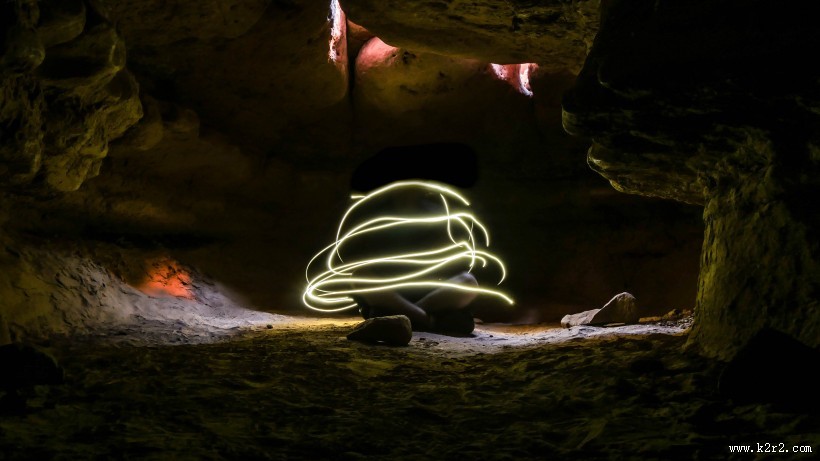 自然形成的山洞图片