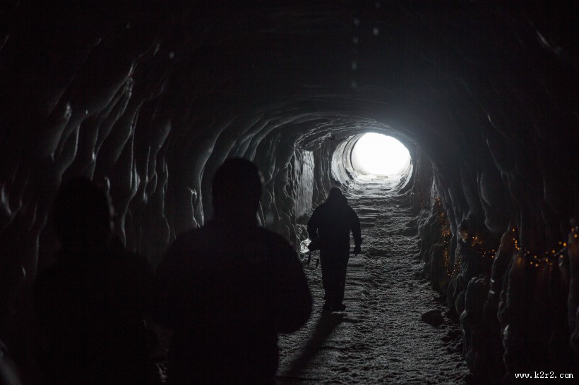 自然形成的山洞图片