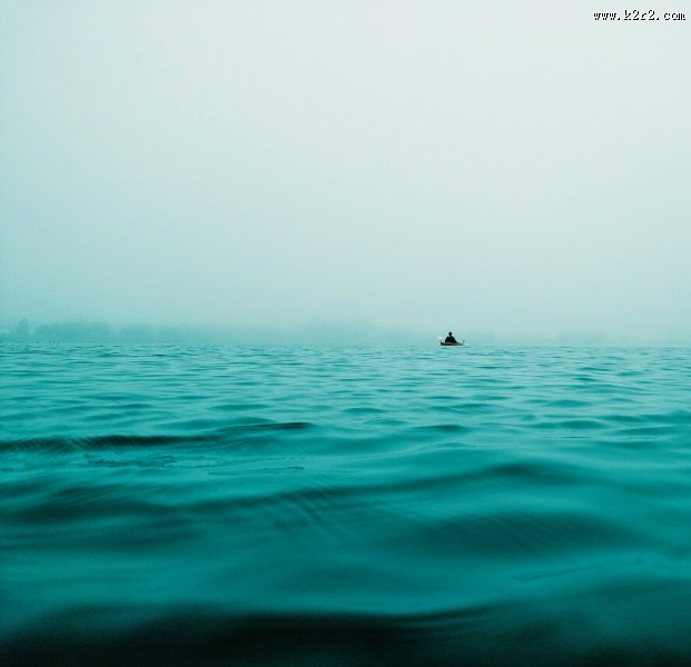 泛着波纹的平静海面图片