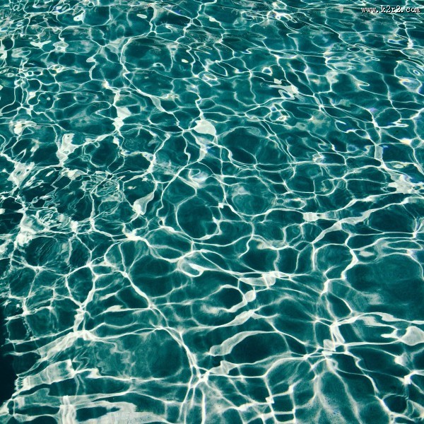 泛着波纹的平静海面图片