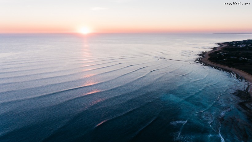泛着波纹的平静海面图片