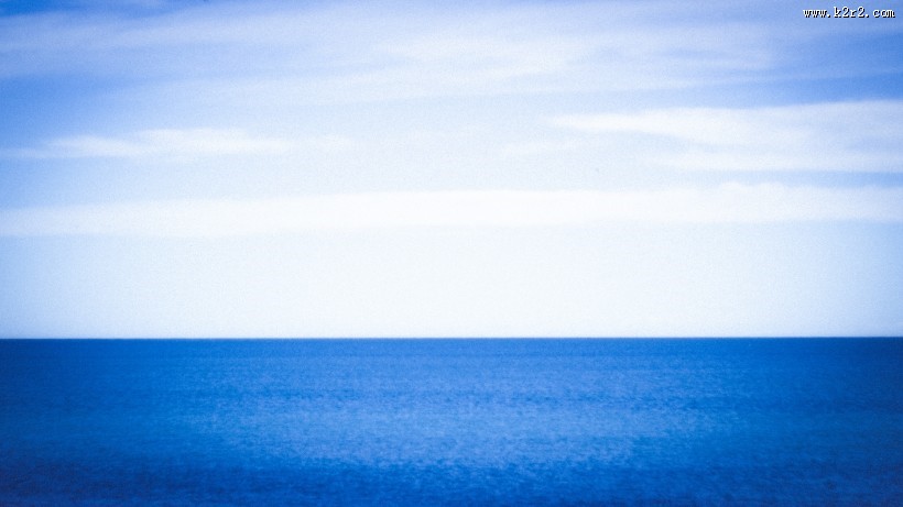 泛着波纹的平静海面图片