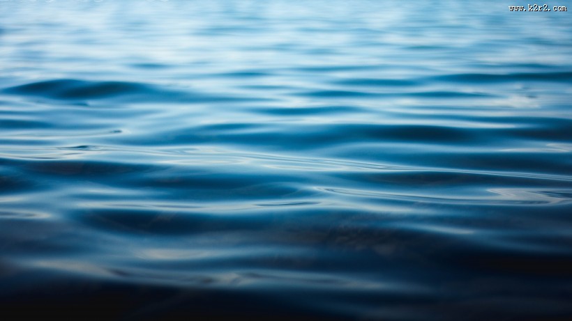蔚蓝的海面图片