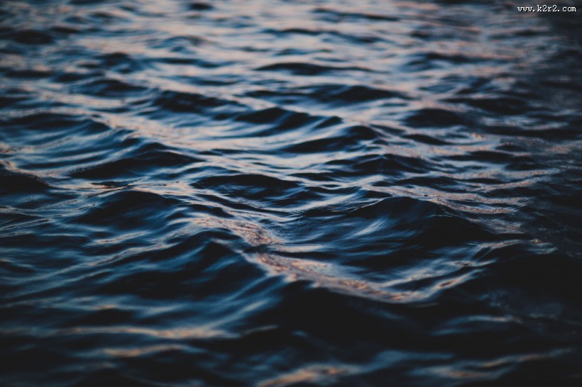 蔚蓝的海面图片