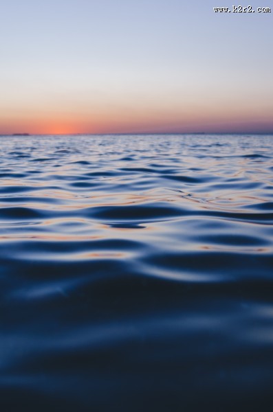 蔚蓝的海面图片