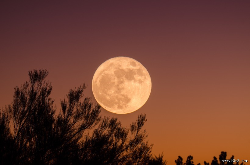 圆圆的月亮图片