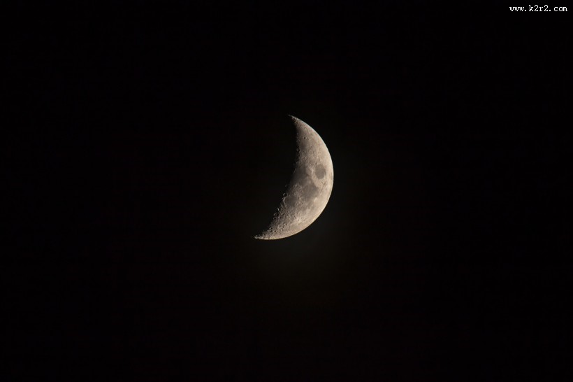 夜晚弯弯的月亮图片