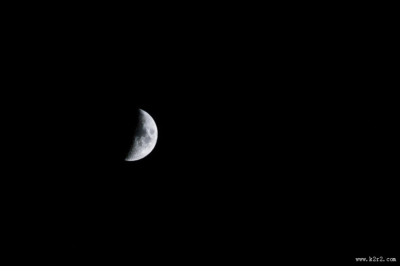 夜晚弯弯的月亮图片