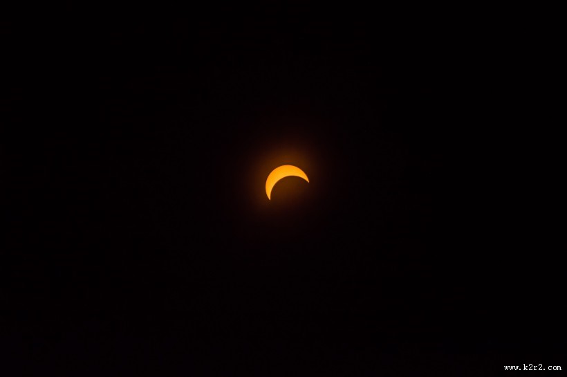 夜晚弯弯的月亮图片