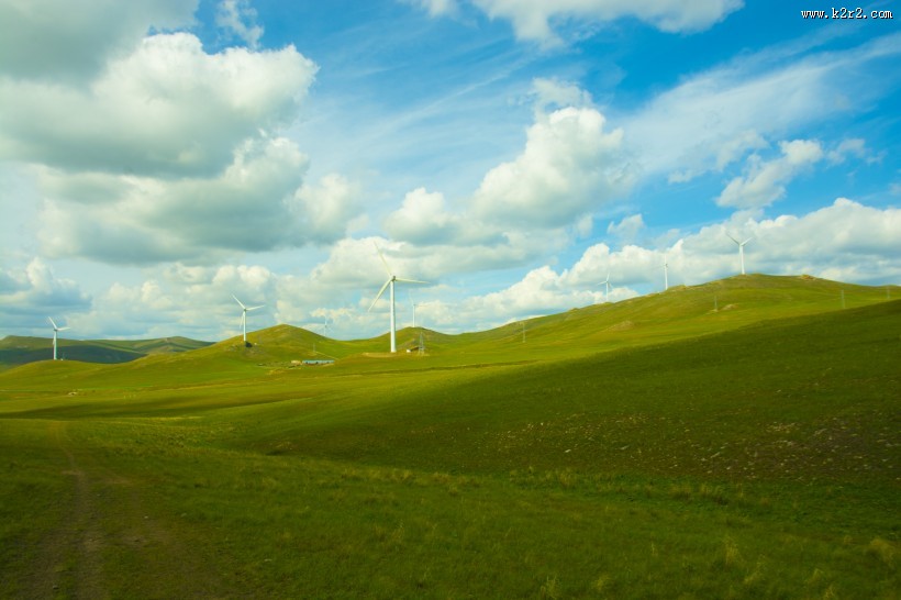 唯美的草原蓝色天空图片