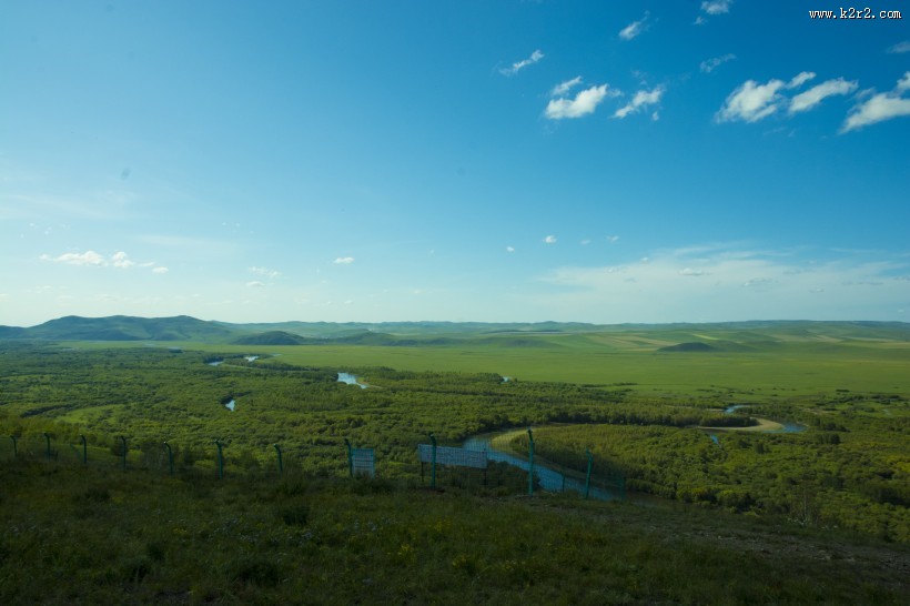 唯美的草原蓝色天空图片