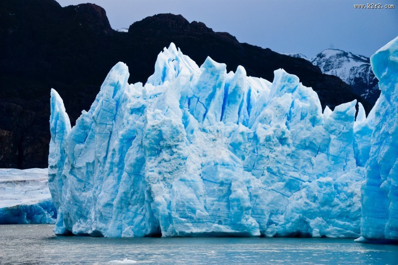 水面的冰川图片