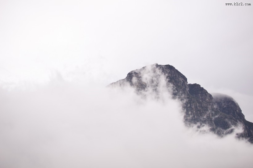 云雾缭绕的山峰图片